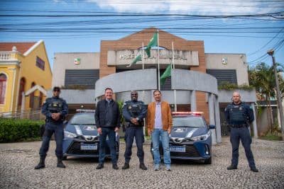 Prefeito entrega duas viaturas  à Guarda Municipal de Colombo