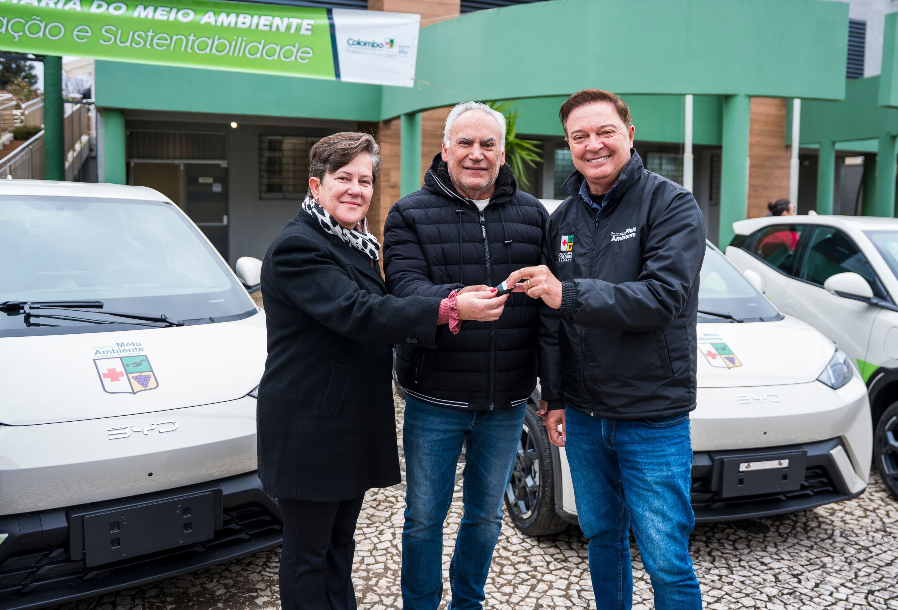 Prefeito Helder Lazarotto faz a entrega de carros 100% elétricos